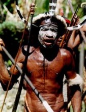 Missionários cristãos comemoram evangelização de tribo de canibais conhecida como “caçadores de cabeça”