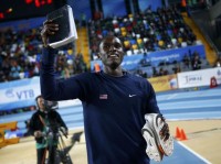Atleta ganha medalha nas Olimpíadas e exibe Bíblia para a transmissão mundial como comemoração