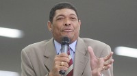 Apóstolo Valdemiro Santiago teria doado R$ 5 milhões à campanha de candidato à prefeito, afirma jornalista