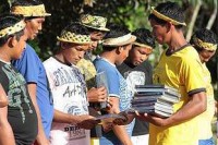 Índios da Amazônia são evangelizados com Bíblias no idioma nativo: Assista na íntegra