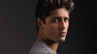 Daniel Rocha, ator que faz “Roni” em Avenida Brasil revela ser evangélico, mas diz que faria beijo gay