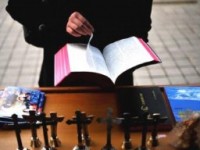 Cristãos contra o Casamento Gay: Pastor diz que gays seduzem crianças e católicos fazem oração contra casamento de pessoas do mesmo sexo, gays protestam