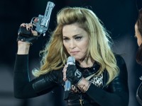 Madonna faz críticas à “hipocrisia” da Igreja e nega apologia à violência em sua nova turnê, “MDNA”