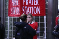 Jovens missionários montam “Estações de Oração” para evangelizar e orar por pessoas nas ruas