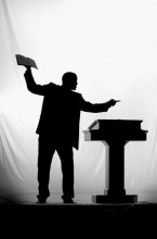 Pesquisador afirma que associação da imagem de líderes à igrejas pentecostais leva à “descaracterização cristã”. Leia na íntegra