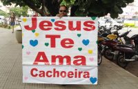 Evangélico faz vigília na porta do hospital onde Carlinhos Cachoeira está internado, carregando cartaz com a frase “Jesus te ama, Cachoeira”