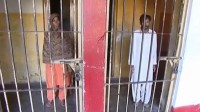 Casal muçulmano é preso sob acusação de matar a própria filha adolescente com ácido e defende ataque