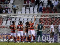 Jogador do Flamengo faz gol de ombro e afirma que “foi Deus” quem direcionou a bola