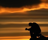 Estudo de emissora cristã convida ateus a orarem por 40 dias e revelarem resultados