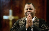 Igreja impede que pastor seja empossado no cargo ao descobrir acusações de sonegação fiscal e assédio sexual