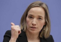 Ministra alemã causa polêmica entre ministérios ao especular “sexo de Deus”