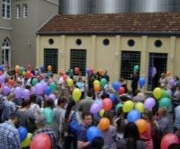 No Dia da Bíblia, igreja inovou ao evangelizar através de balões com mensagens bíblicas