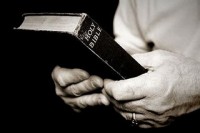 Policial atira e mata um homem após confundir Bíblia com arma; Família pede justiça