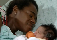 “Deus abençoe quem ajudou”, agradece mãe que deu à luz dentro de supermercado