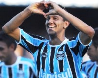 Souza, volante do Grêmio, conta que pretende virar pastor evangélico quando deixar o futebol