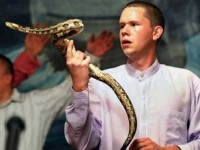 Jovens pastores mantém tradição centenária dos “manipuladores de serpentes” em cultos nos EUA