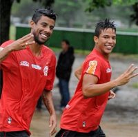 Jogadores Léo Moura e Nixon demonstram sua fé durante treino do Flamengo