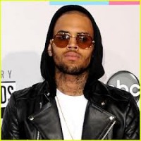 Rapper Chris Brown se envolve em confusão e publica imagem comparando-se a Jesus crucificado