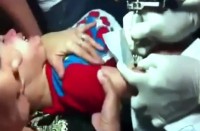 [Vídeo] Mãe leva bebê a estúdio e o força a ser tatuado com o 666