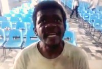 Vídeo com mendigo interpretando música gospel emociona e faz sucesso nas redes sociais. Assista