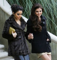 Atrizes Selena Gomez e Vanessa Hudgens estariam frequentando um grupo de estudos da Bíblia, diz revista