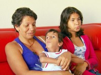 Sem condições de cuidar dos filhos doentes, mãe se apega à fé: “Que Deus me ajude e dê saúde pra eles”