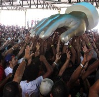 Apóstolo Estevam usa “mão gigante de Deus” em oração durante o carnaval