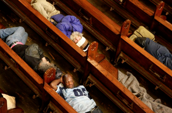 Moradores de rua dormindo nos bancos da igreja