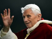 Papa Bento XVI anuncia que renunciará ao cargo no próximo dia 28/02 alegando questões de saúde; Cardeais brasileiros concorrem à sucessão
