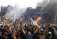 Multidão formada por radicais muçulmanos incendeia bairro cristão no Paquistão
