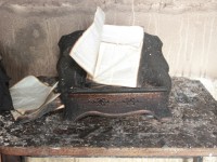 Igreja é atingida por raio e Bíblia resiste ao incêndio; Livro teve apenas as bordas queimadas