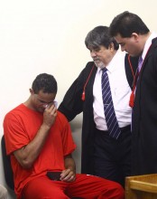 Evangélico, ex-goleiro Bruno lê a Bíblia e chora durante julgamento pela morte de Eliza Samúdio