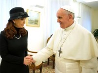 “Deus, ao entregar a tábua com dez mandamentos, criou o protocolo e o papa deveria cumprir”, diz argentina