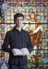 Jovem homossexual lança projeto de reforma do cristianismo para que igrejas aceitem gays e diz que a Bíblia não condena a prática
