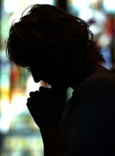 Mulher afirma que Deus a salvou de um assaltante dentro de sua casa enquanto orava