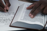 Após quatro anos, homem finaliza transcrição da Bíblia à mão e afirma ter se tornado mais amoroso e paciente