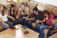 Adolescentes cristãos reagem ao “bullying religioso” questionando a censura à liberdade de crença