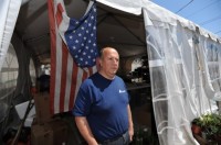 Homem que perdeu a casa durante o furacão Sandy mas conseguiu salvar a família, agradece a Deus cumprindo promessa de trabalhar por um ano em favor de necessitados