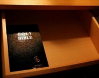 Ativista ateu pede retirada de Bíblias de quartos de hotel por suposta violação ao estado laico