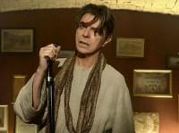 David Bowie lança clipe em que interpreta Jesus e canta num bar para padres e garotas de programa