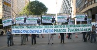 Fiéis pedem libertação de Marcos Pereira durante a Marcha Para Jesus; Filha do pastor diz que acusações são “armadilhas das trevas”