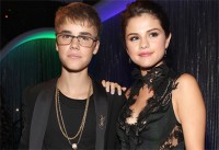 Selena Gomez reatou namoro com Justin Bieber a pedido do pastor Judah Smith, afirma revista