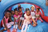 Igreja Universal realiza grande bazar em Moçambique para ajudar crianças desfavorecidas