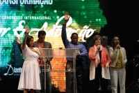 [Vídeo] Pastora Cindy Jacobs profetizou derrubada da corrupção no Brasil durante Congresso do Diante do Trono; Assista