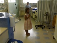 Criança evangélica emociona funcionários de hospital ao cantar “Ressuscita-me” em UTI Criança-evangélica-canta-uti-200x150