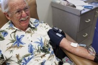 Homem doa quase 400 litros de sangue como forma de agradecer a Deus por suas bençãos