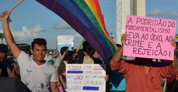 Ativistas do movimento gay marcam presença no evento