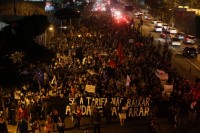 Durante protestos em São Paulo contra o aumento da passagem, feministas mostram os seios para pastores