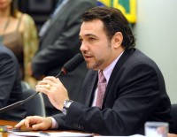OAB e Conselho de Psicologia repudiam aprovação da “cura gay”; Marco Feliciano lembra eleições em 2014 e recomenda “juízo” ao governo