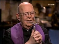 Padre exorcista pede que mais sacerdotes católicos sejam treinados pelo Vaticano para expulsar demônios